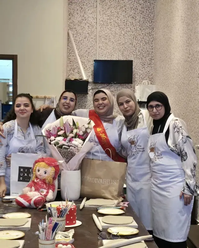Un anniversaire autour d'une table garnie de leurs pièces en argile