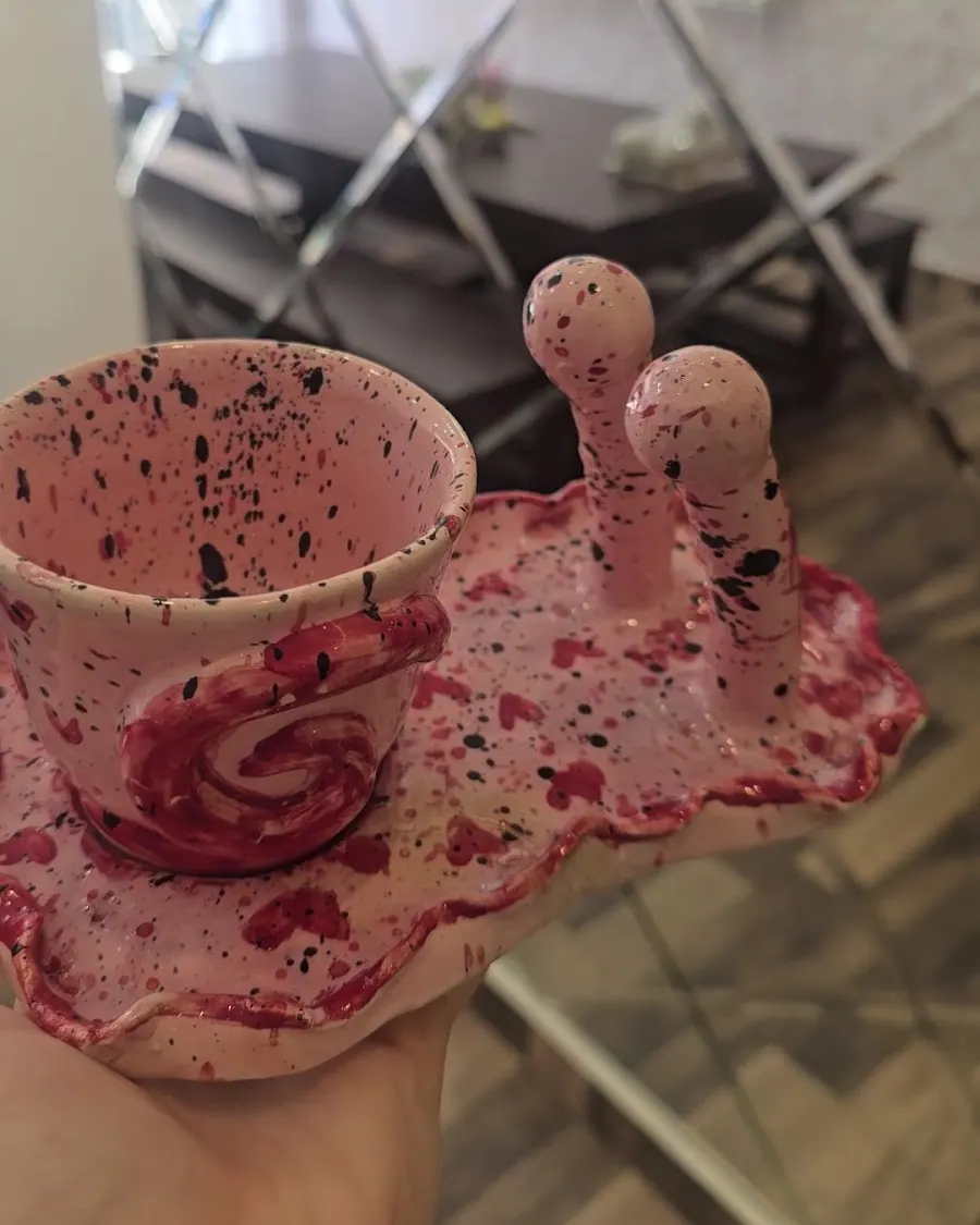 Tasse éclaboussée de rose sur une soucoupe ondulée