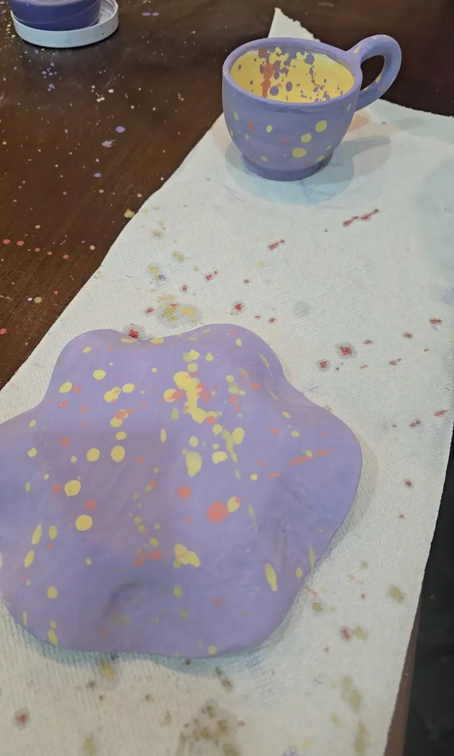 Assiette et tasse lilas mouchetées de jaune et de corail