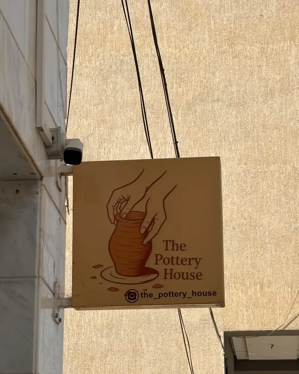 L'enseigne carrée de The Pottery House devant l'atelier