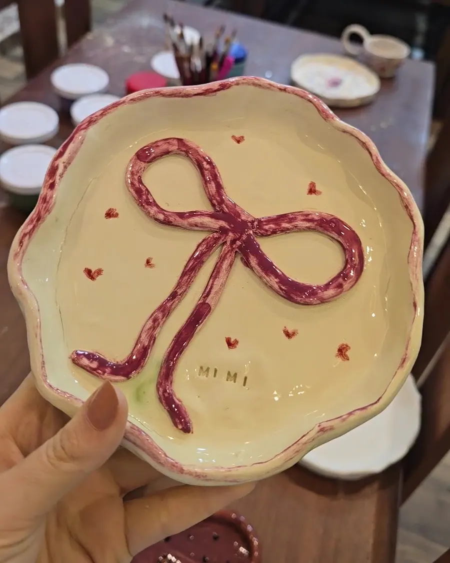 Une pièce terminée, peinte à la main à l’atelier