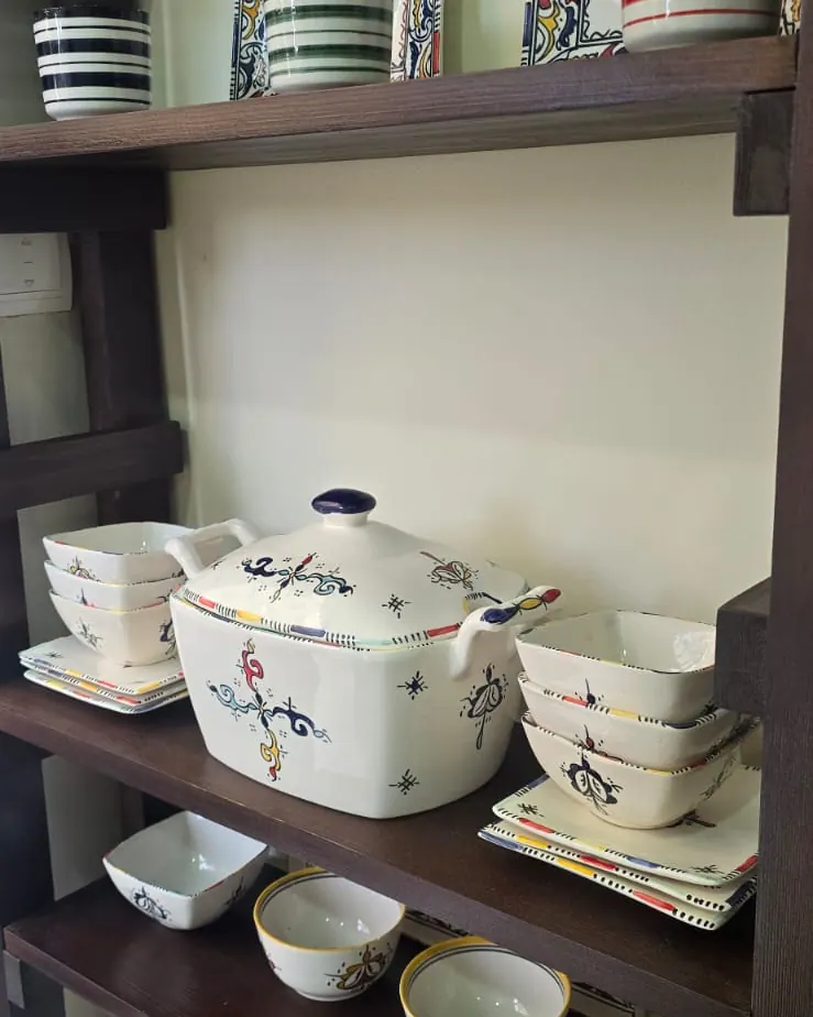 Bols marocains peints à la main, soupière et miroirs en boutique