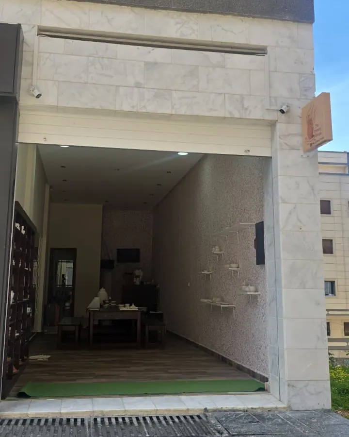 La devanture ouverte de l'atelier, façade en marbre
